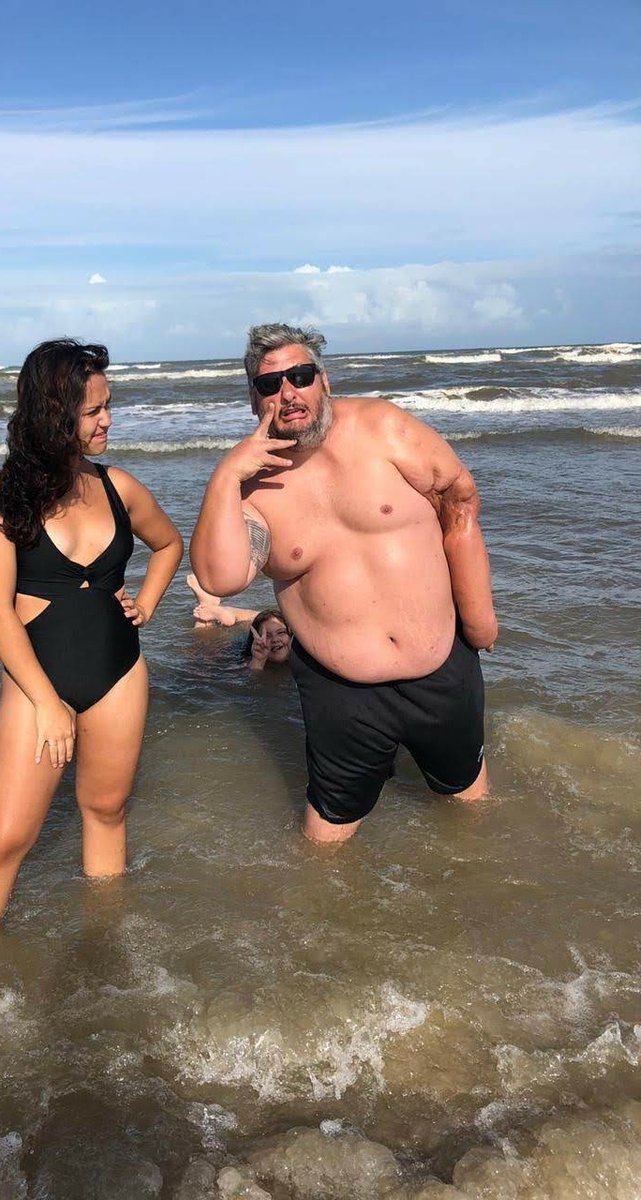 is__ribeiro's tweet photo. boa noite galera, podia tá roubando, matando...kkkkkk
Tão vendo esse cara aí? É meu padrasto, e queria contar a história dele pra vcs..
Nome dele é Rafael, e alguns anos ele tinha uma bandinha com os amigos dele, onde ele tocava guitarra, era a paixão dele, mas aí em 2012 (cont) https://t.co/5W4SmX7n8v