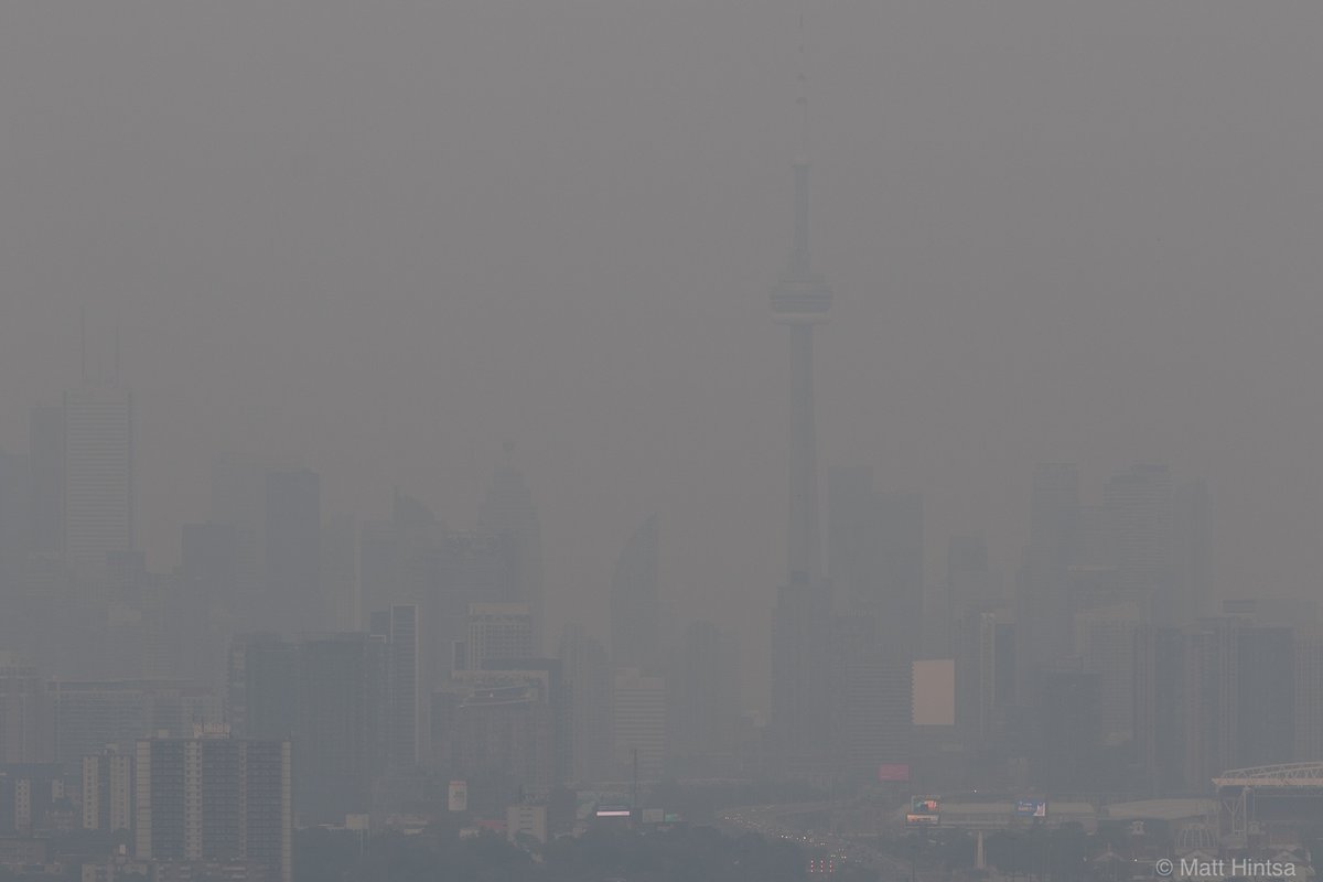 MattHintsa's tweet photo. It's...uh...smoky out there. #ONwx https://t.co/p3EnVmyqC5