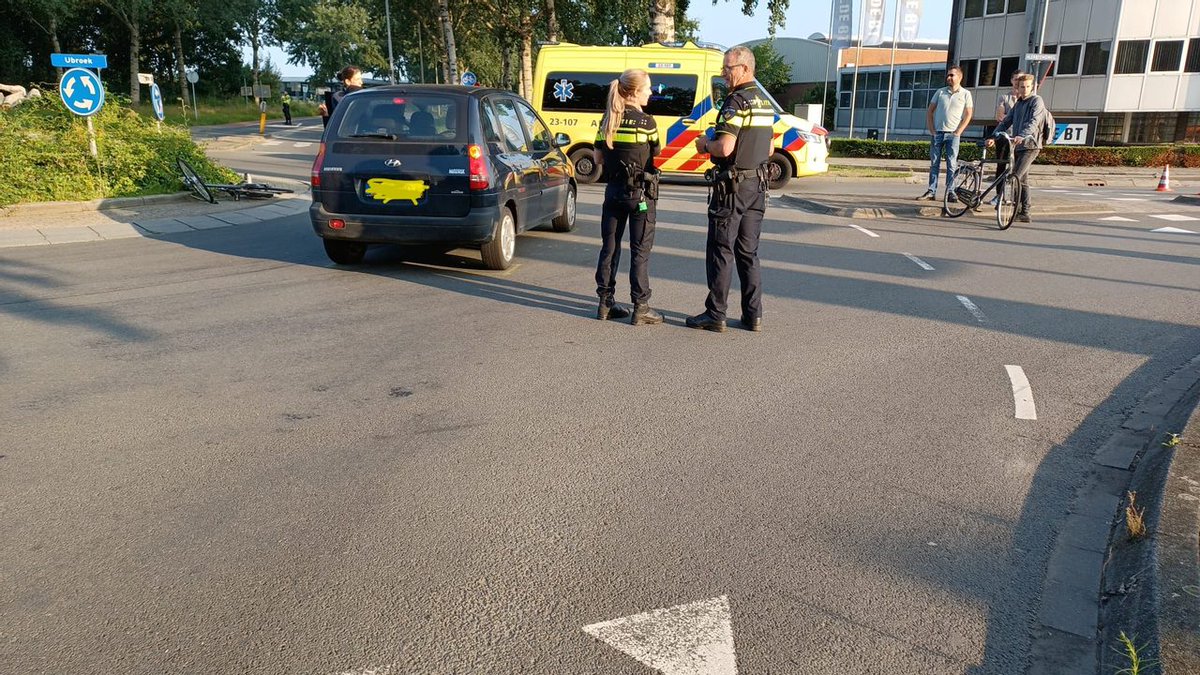Bij een ongeval op de rotonde Ubroek in Blerick is dinsdagmorgen een vrouw gewond geraakt.