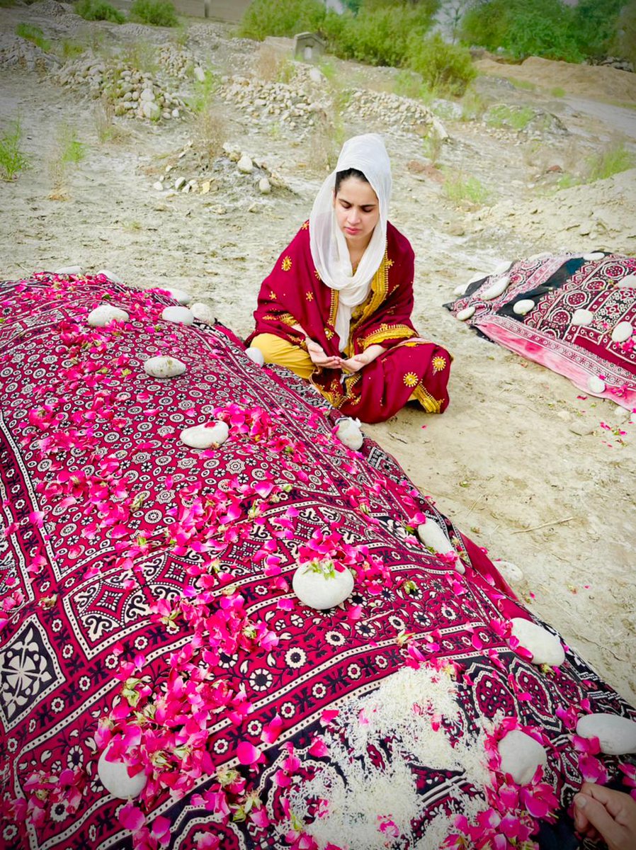 UmeRubabchandio's tweet photo. جوانی ضعیفی کے در پر کھڑی ہے 
جگر کانپتا ہے بتاتے بتاتے !
سنا ہے کل عید ہے بابا
#Dadajaan #Babajaan #Chachujaan
💔😭 https://t.co/70DF9vkgdH