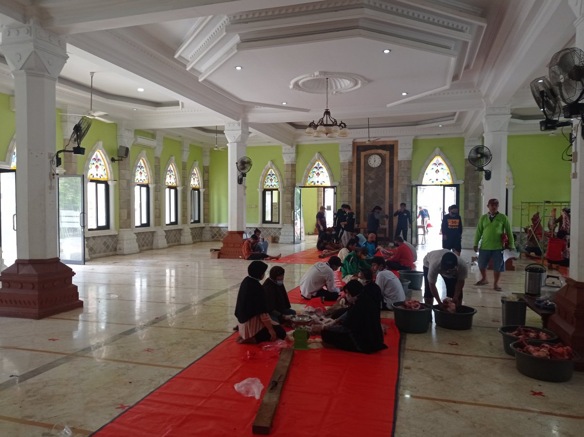 Pemotongan qurban di masjid al ghufron 11 ekor kambing dan 10 ekor sapi jam 3 target dibagikan di lingkungan masjid dan warga yang diberikan kupon <a href="/txtdrbekasi/">TxtdariBekasy 🇵🇸</a> <a href="/txtdrbkstimur/">txtdrbkstimur</a> <a href="/RadioDakta/">DAKTA MEDIA</a> <a href="/mas_triadhianto/">Tri Adhianto</a> <a href="/kotabekasikeren/">Bekasi Keren</a>