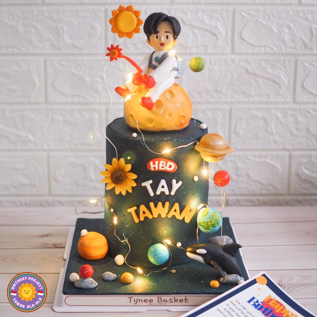 icrshelianthus's tweet photo. • a cake 

after discussing about the concept, we decided to combine every things that related to @Tawan_V . here’s the result of our concept! big thanks to @tyneebasket who helped us to make our dream cake come true💙 https://t.co/iX3M3WAK9H