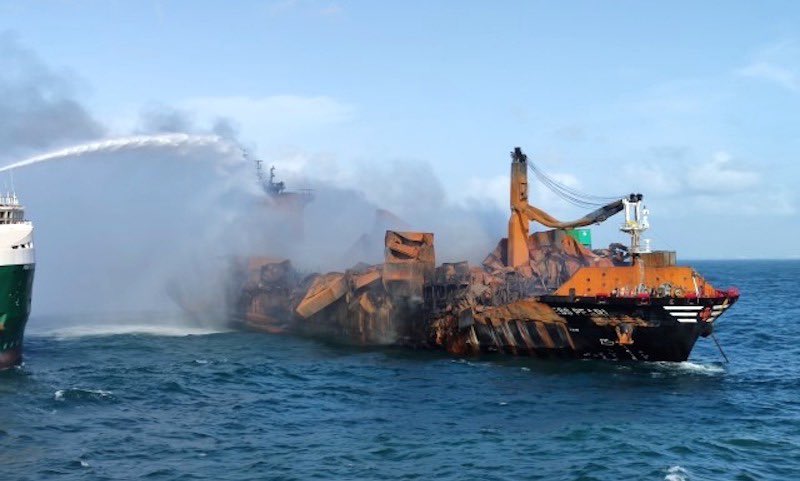 _thebastion_'s tweet photo. In June, the X-Press Pearl, a ship with a Singaporean owner &amp; English insurer, completing its 3rd voyage from Malaysia to Saudi Arabia via India, caught fire &amp; spilled toxic chemicals in Sri Lankan waters. So who takes the legal blame for this?🧵
https://t.co/Ygb9P5E7Ue https://t.co/SsVOglNsch