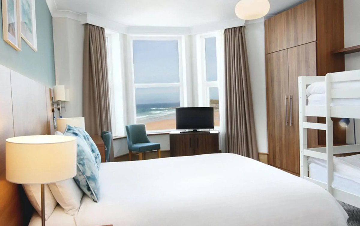 BridgeInteriorC's tweet image. Case Study!✨

This picturesque hotel in Newquay is a beautiful place to get away too. Throughout the bedrooms, we provided pencil pleat curtains and voiles 

In the communal areas, we provided curtains and cushions.

#hotel #hospitality #curtains  #casestudy #interiordesign