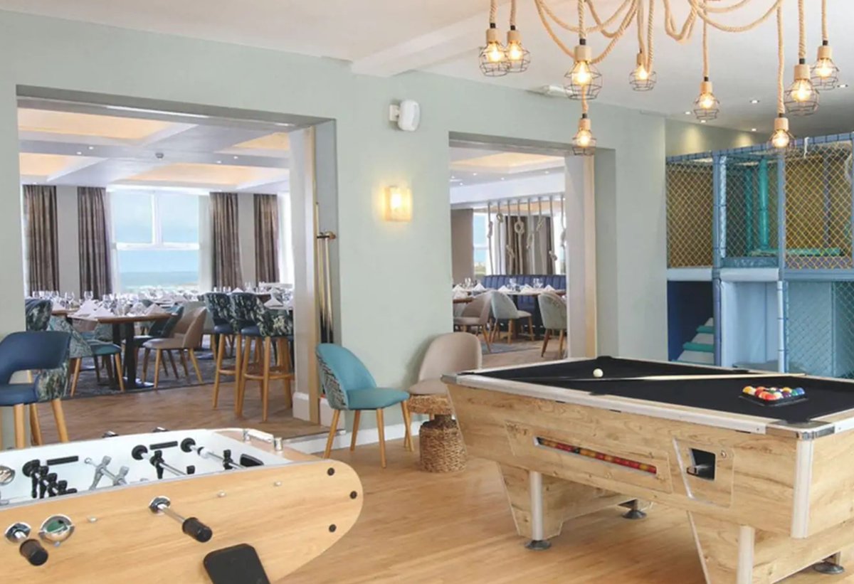 BridgeInteriorC's tweet image. Case Study!✨

This picturesque hotel in Newquay is a beautiful place to get away too. Throughout the bedrooms, we provided pencil pleat curtains and voiles 

In the communal areas, we provided curtains and cushions.

#hotel #hospitality #curtains  #casestudy #interiordesign