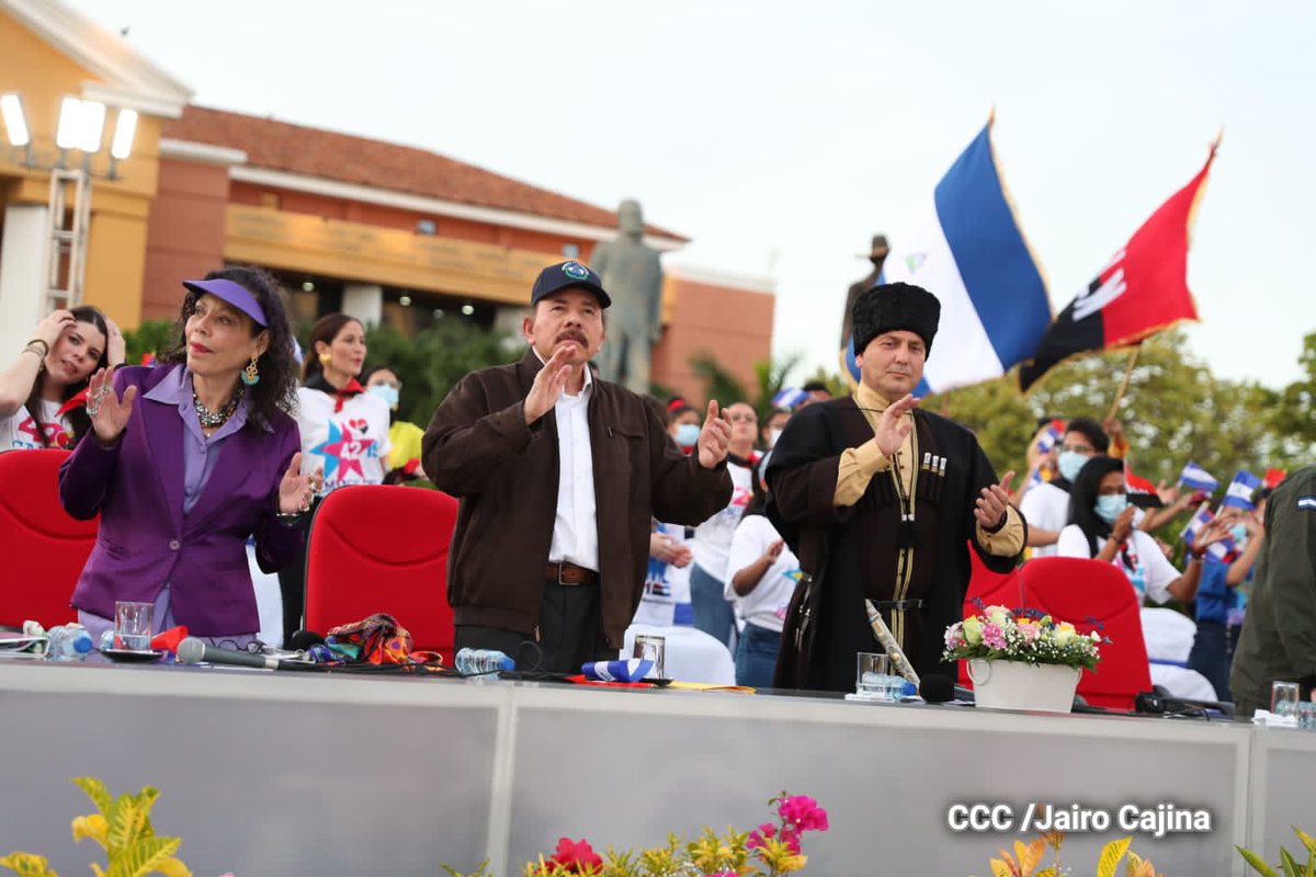 #ÚLTIMOMINUTO 
#19deJulio
Pdte. Ortega: Lo que puedo decir es que a pesar de los intentos del imperio por destruir nuestro país, aquí está #Nicaragua, firme y adelante.