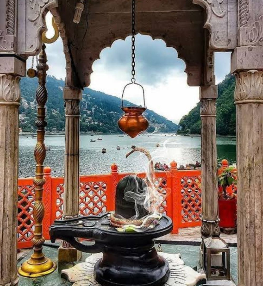 अपनी भक्ति पर भरोसा इतना रखो, कि कष्ट तुम्हे हो और चिंता महादेव को.. सुप्रभात मित्रों हर हर महादेव 🙏