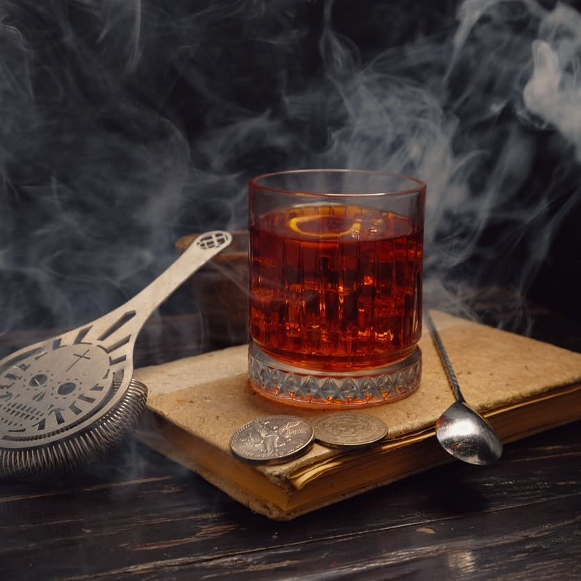 pizzorama_mx's tweet photo. ZAPATA
Hicimos una versión del clásico NEGRONI con mezcal Montelobos, Antica Formula que es un vermut italiano, punt e mes y carpano bitter. 🥃
Si te gusta la coctelería clásica no puedes dejar de probar el "Zapata"
Reservaciones al 📲 5543785118
O en https://t.co/MVsBsje9HU https://t.co/ITC3wJyRd8