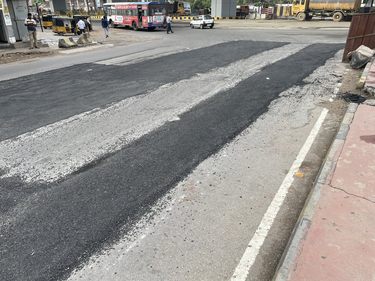 SSPGHyd's tweet photo. Hope this patch work withstands the rains, why can't a road roller can be used to level this off @zckukatpally @DC_Kukatpally Balanagar Junction @GadwalvijayaTRS @SEKPZGHMC @CrmpKpz Why such sub standard work @HiHyderabad #PotholeDoctor https://t.co/ih1F66H0Sg