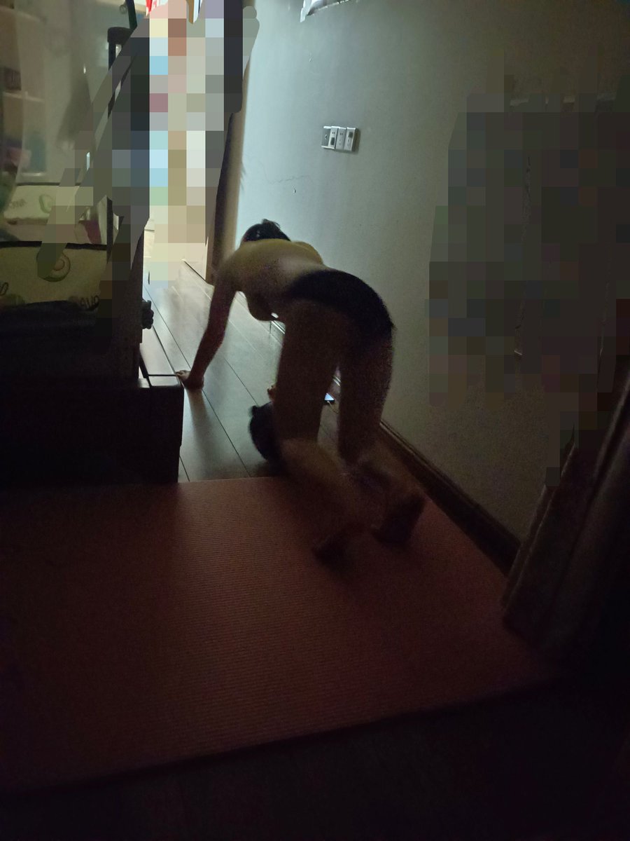 老婆在家锻炼身体抓拍