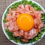 頬が落ちるほど美味しい!簡単に作れる生ハムユッケのたたき丼のレシピがこちら!