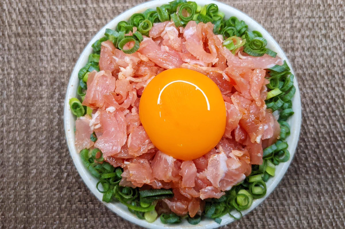 頬が落ちるほど美味しい！簡単に作れる生ハムユッケのたたき丼のレシピがこちら！
