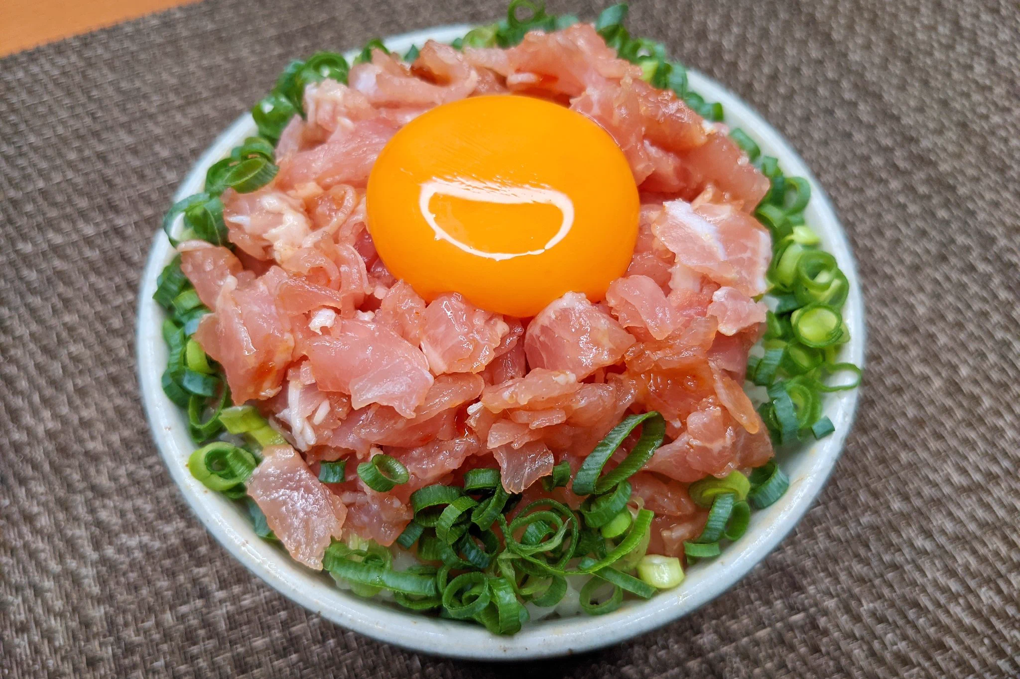 頬が落ちるほど美味しい！簡単に作れる生ハムユッケのたたき丼のレシピがこちら！