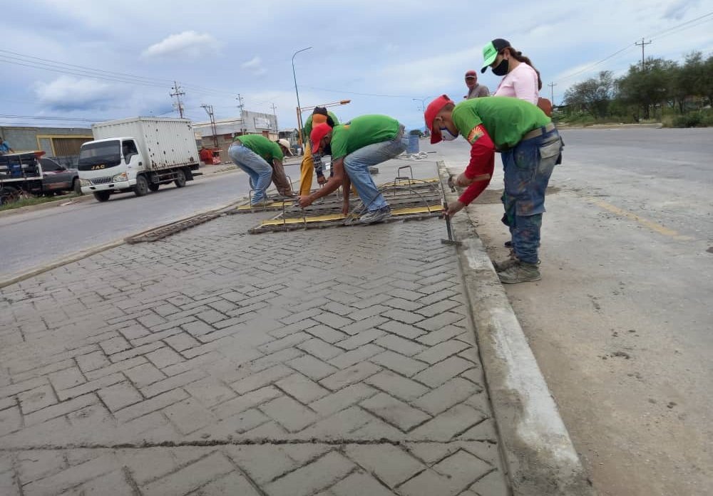 AdolfoP_Oficial's tweet photo. #19Jul Supervisé los trabajos de rehabilitación de la Av Florencio Jiménez en su 3era etapa. Más de 800 mts lineales se están atendiendo desde Santa Rosalía hasta la entrada de El Tostao. ¡Aquí nadie se rinde!
@larabellays https://t.co/j7Q7gcSRJG