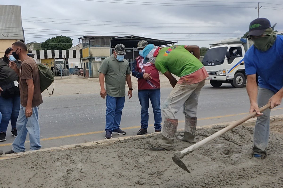 AdolfoP_Oficial's tweet photo. #19Jul Supervisé los trabajos de rehabilitación de la Av Florencio Jiménez en su 3era etapa. Más de 800 mts lineales se están atendiendo desde Santa Rosalía hasta la entrada de El Tostao. ¡Aquí nadie se rinde!
@larabellays https://t.co/j7Q7gcSRJG