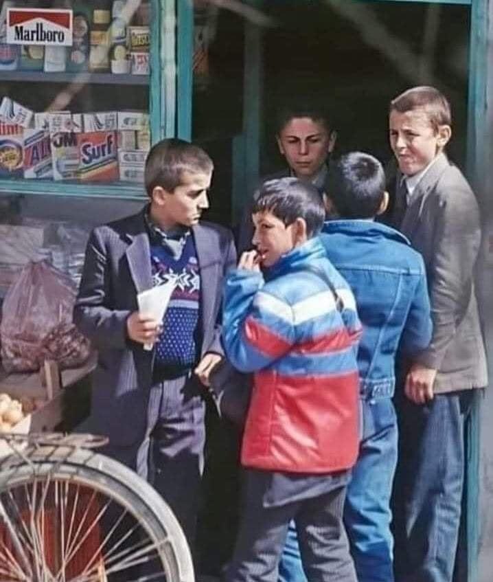 DGulkaya's tweet photo. Günahsızlığınla övünürken şeytana aşıktın.
Züleyhayı arzuladığın gecelerde,
namusunu kurtardığına,sen de inanmadın.
Şirin dağın hatrına,
Leyla çölün hatrına sevdi.
Ve girdiğimiz günahların hatrı olmasa
Kimse sevmezdi kimseyi..! https://t.co/V9qMGd1NGC
