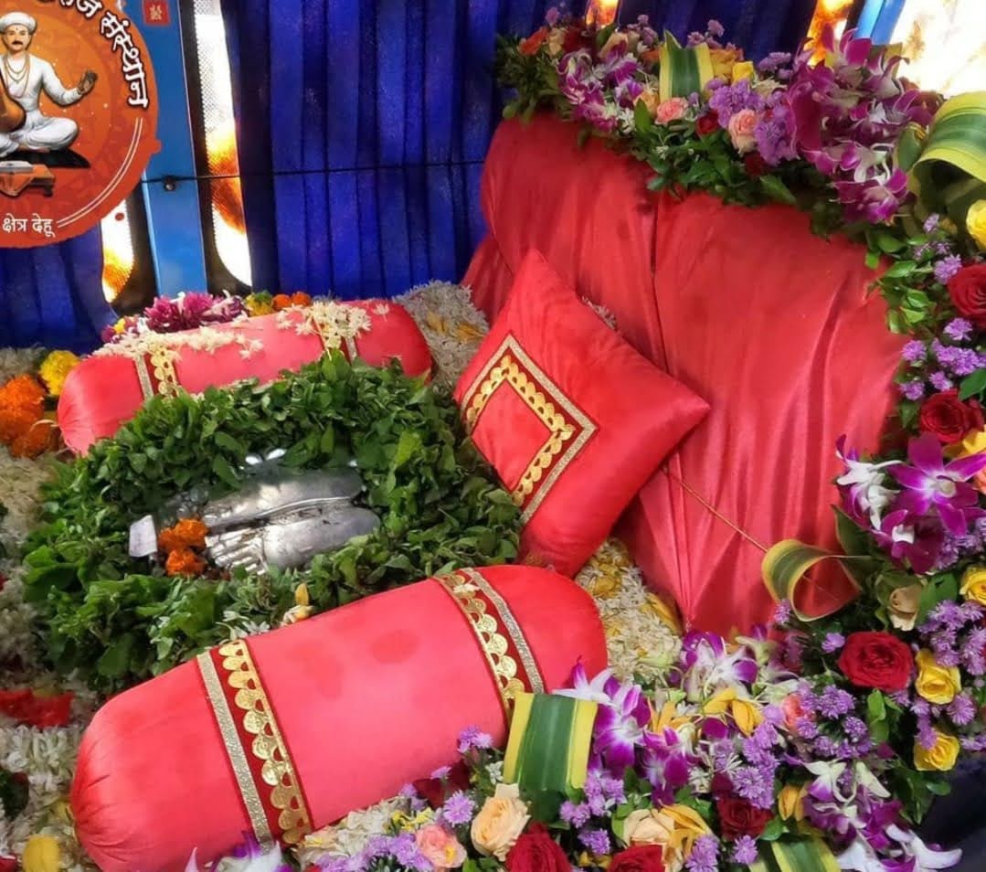 priority_n's tweet photo. Saint Tukaram's #Palkhi carrying "Paduka" will begin Wari from Dehu village & Saint Dnyaneshwar's Palkhi from Alandi both the places from #Pune, Maharashtra
There are nearly 200 #Dindis each would have approx 3000 Devotees from various states who would walk for about 250 kms. https://t.co/NioRooDtKW