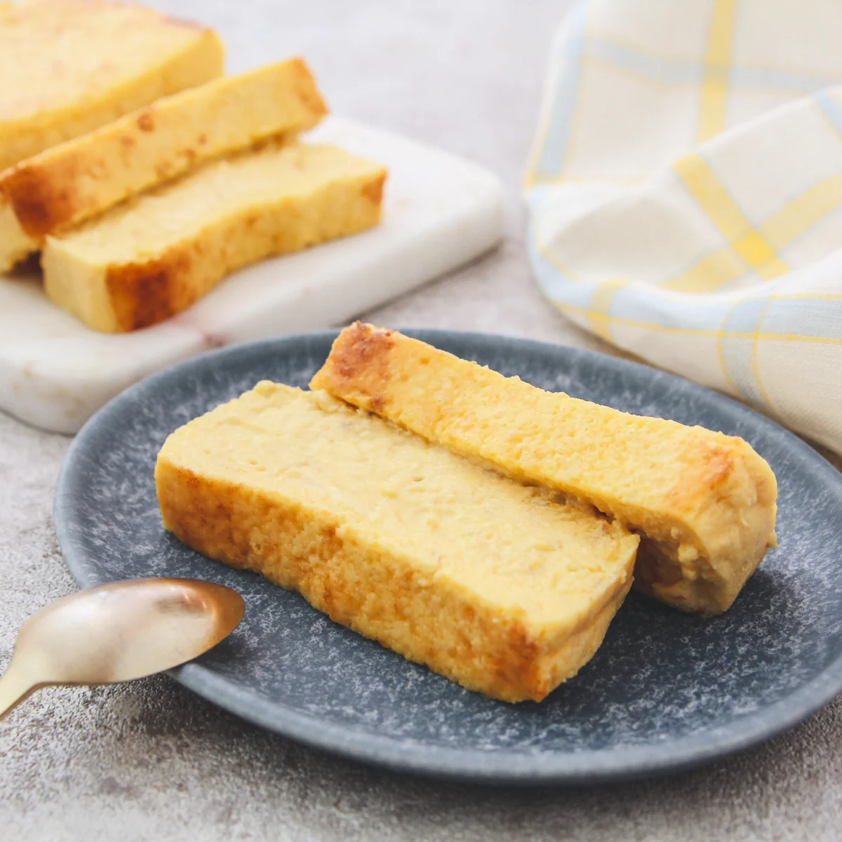 バナナが余ったら作ってほしい！混ぜて焼くだけで絶品濃厚チーズケーキが完成！