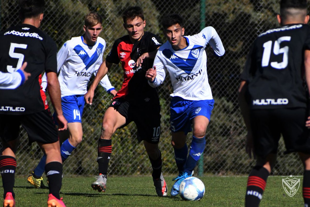 LOS PIBES METIERON PRIMERA
Al fin dió comienzo el tan esperado Torneo de las divisiones juveniles y como era de esperar, aquí tenés todos los resultados y goleadores de la primera jornada.
➡️lahorajuvenil.com.ar/nota.php?id=78…
📷<a href="/velez/">Vélez Sarsfield</a>