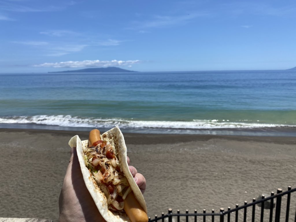 ふたりの湯宿 湯花満開 天気が良いのでお外でランチ 熱川のタコスポイントさんでタコドッグを買って海で食べてました ウマー 湯花満開 熱川温泉 タコスポイント 熱川you湯ビーチ Tacos T Co Dnjjknvnn9 Twitter