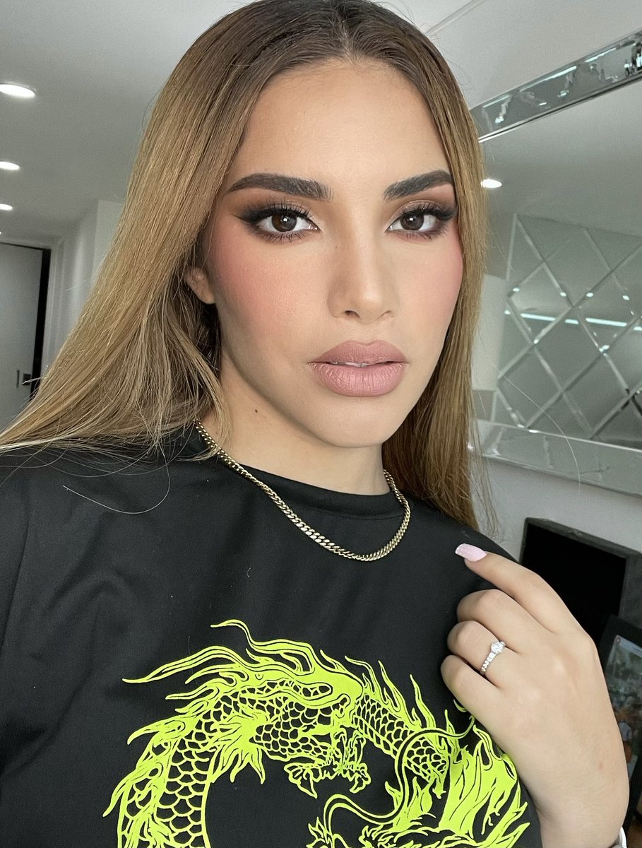 ivanfeernandez's tweet photo. Mi trabajo y @KimberlyLoaiza_ ❤️‍🔥 #makeupbyme https://t.co/bwsqgvvUX6
