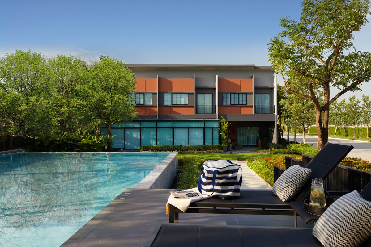 SansiriPLC's tweet image. ถ้าต้อง #WFH มากขึ้น พื้นที่ทำงานต้องเวิร์ค! 💻 ที่ #สิริเพลส จรัญ-ปิ่นเกล้า เราออกแบบห้อง Master Bedroom กับฝ้าสูงกว่า 3.7 เมตร ให้รู้สึกโปร่งโล่งสบาย แถมยังครีเอทชั้นลอยไปเป็นมุมนอนเล่นหรืออ่านหนังสือก็ได้ค่ะ 📚 เริ่มเพียง 3.69 ล้าน* siri.ly/SIRIPLACE-CR-P…