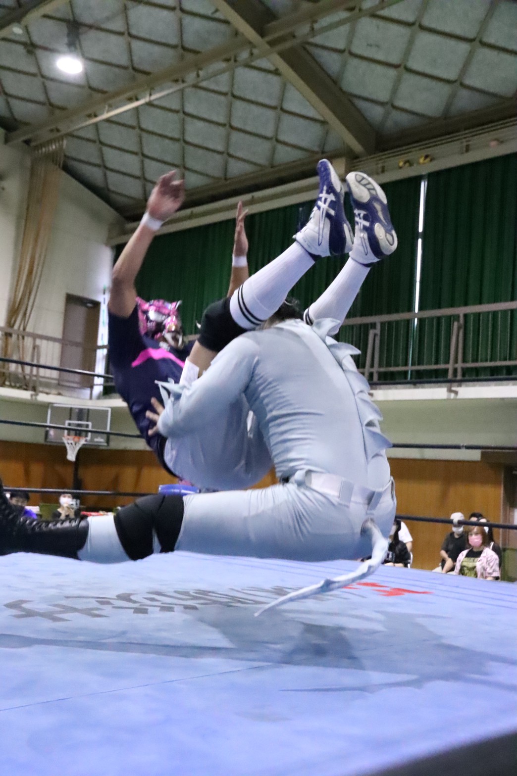 大阪プロレス公式 マグニチュード岸和田 怪獣ホワイティ 8 57 ｈｅｐボム エビ固め クワイエットストーム ロビー ウルフ 寸評 ホワイティは新人らしからぬ技の切れとパワフルさでストーム相手にひけを取らない堂々ぶり 線の細いロビーに狙いを
