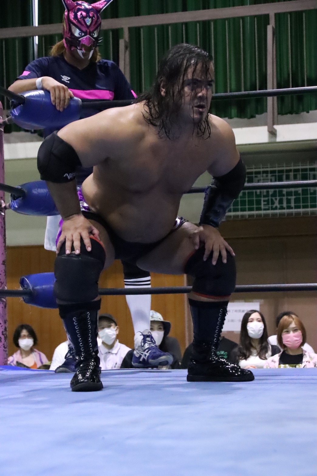大阪プロレス公式 マグニチュード岸和田 怪獣ホワイティ 8 57 ｈｅｐボム エビ固め クワイエットストーム ロビー ウルフ 寸評 ホワイティは新人らしからぬ技の切れとパワフルさでストーム相手にひけを取らない堂々ぶり 線の細いロビーに狙いを