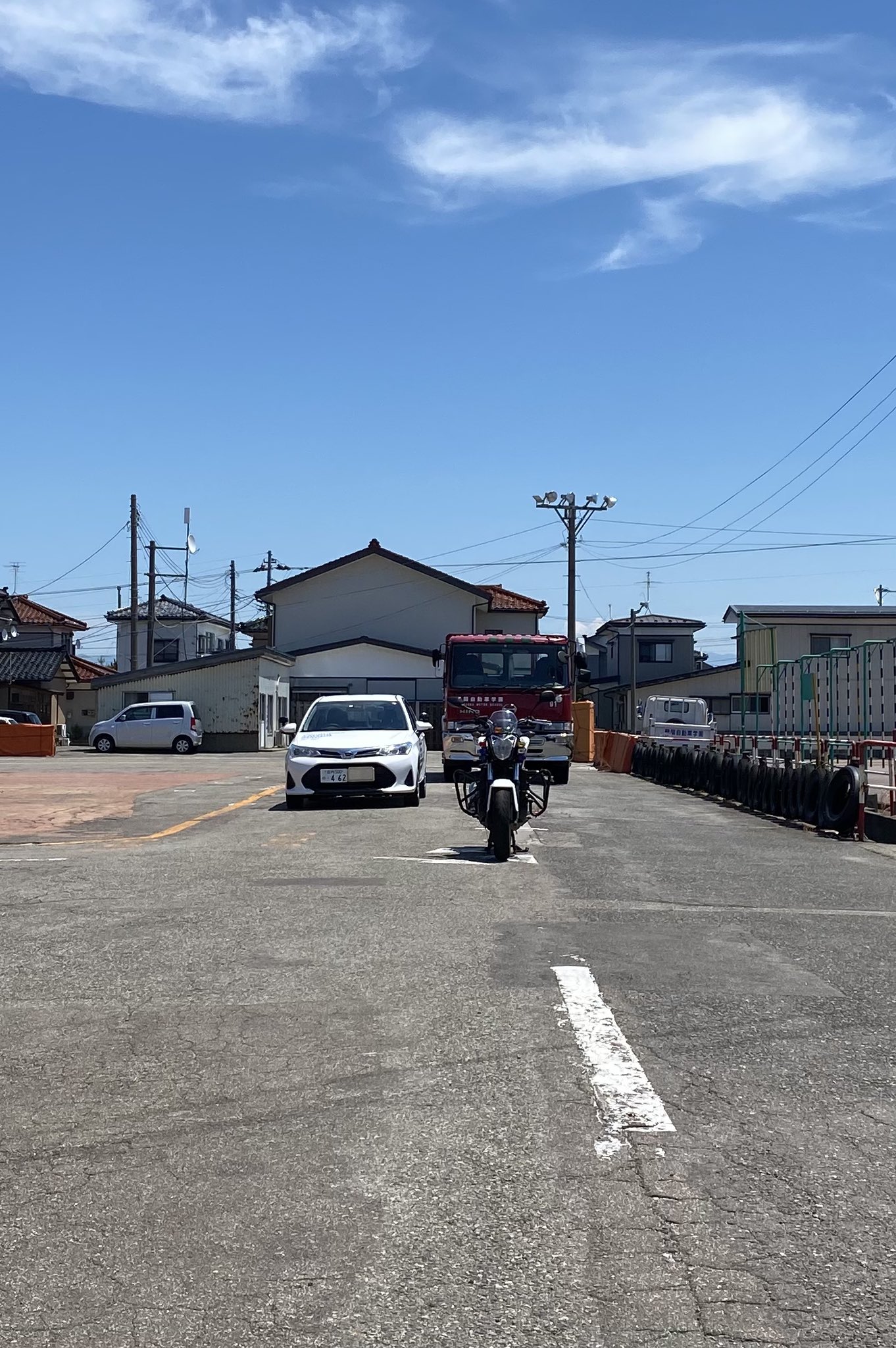 わんこ警部 鶴岡自動車学園 写真のトラックと普通自動車と二輪の間の距離感はどのくらい有るでしょうか 皆さんの距離感覚を試してみてください 正解と解説は次のツイートを見てね 車あるある 車の豆知識 自動車教習所 交通安全 車間距離