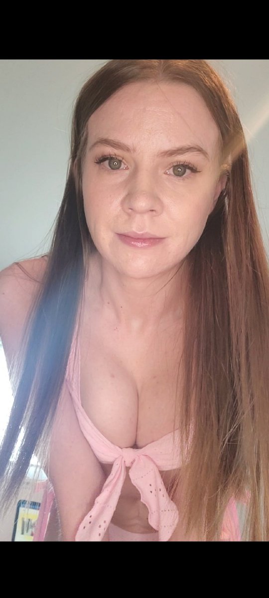 TailEevee's tweet photo. Hi ;) 

#onlyfans #greeneyes #clevage https://t.co/g5Xg4JlsgN