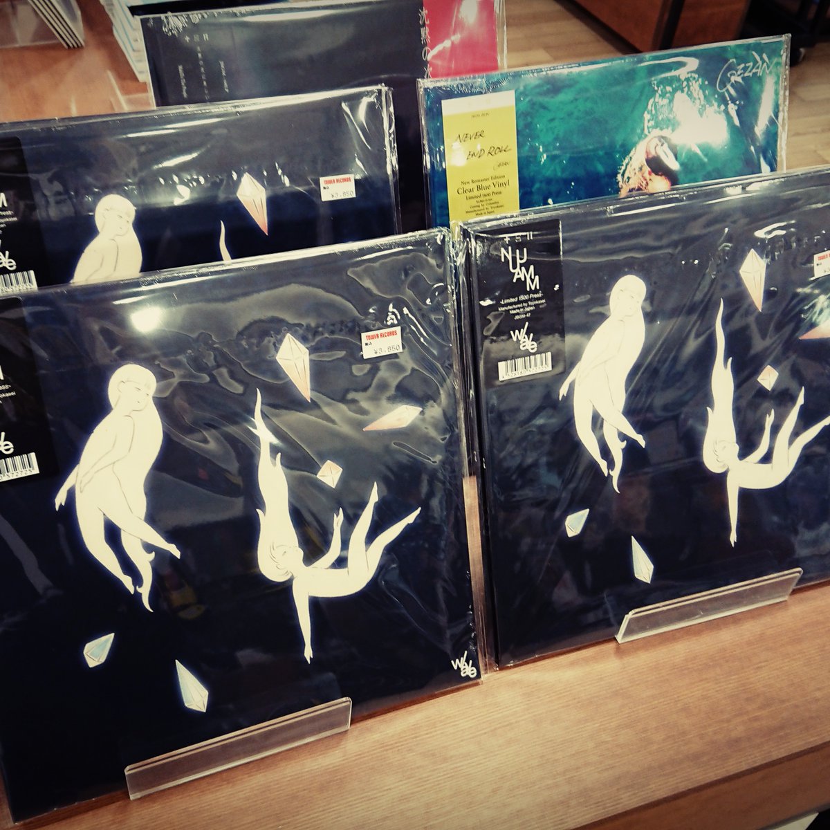 towervinyl's tweet photo. 【#NUUAMM】青葉市子とGEZANのマヒトゥ・ザ・ピーポーによるデュオ、NUUAMMの2ndアルバム「w/ave」がアナログ化！入荷しましたー！現実と夢を行き来する幽玄なフォーク・サウンドに陶酔！
https://t.co/OY8SyNBpJe
#towervinyl #十三月 https://t.co/IGREc9Mssz