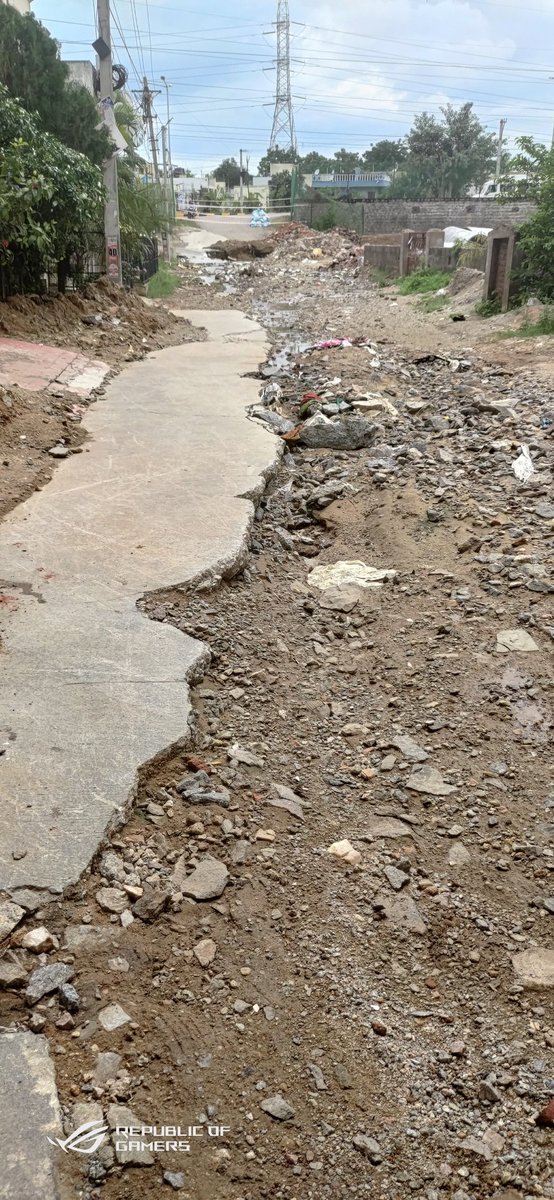 DNishanthReddy's tweet image. @KTRTRS  Sir this is the situation of the #MithilaNagarColony roads again. Due to the trunkline, engineer insists on using dynamites at close proximity leaving pits since 4 months even after having alternate solution(tunneling) Please look into it. @SabithaindraTRS  @GHMCOnline