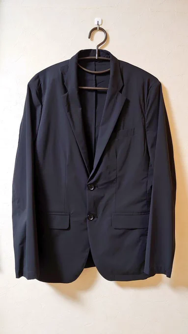 ワークマンのスーツ買ってみた。
思ったより普通にジャケットの形してて言われないとワークマンってバレなそう。
夏用カジュアルジャケットと考えれば全然使える…。 
