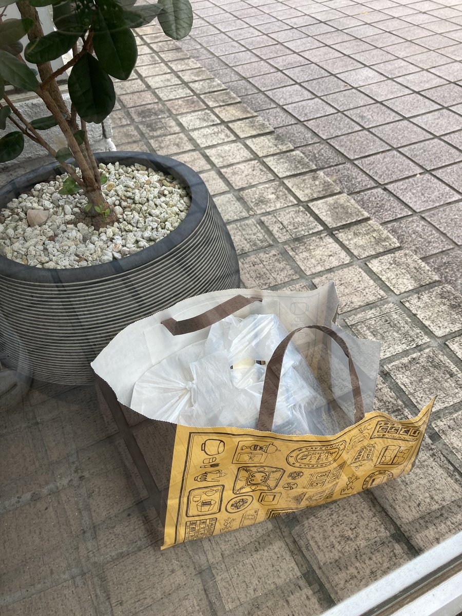 ushitohon's tweet photo. 【「捨て本」お断り】
当店の前にも本が置かれていることがあります。
動物病院の前に捨て猫、古本屋の前に捨て本。
よかれと思ってかもしれませんが、どちらも迷惑、かつ罪です。
後日「あの本、いくらになった？」と来店される方もいて…困っています。
ご不要な本は、営業時間中にご相談ください。 https://t.co/PqnvcqRfi1