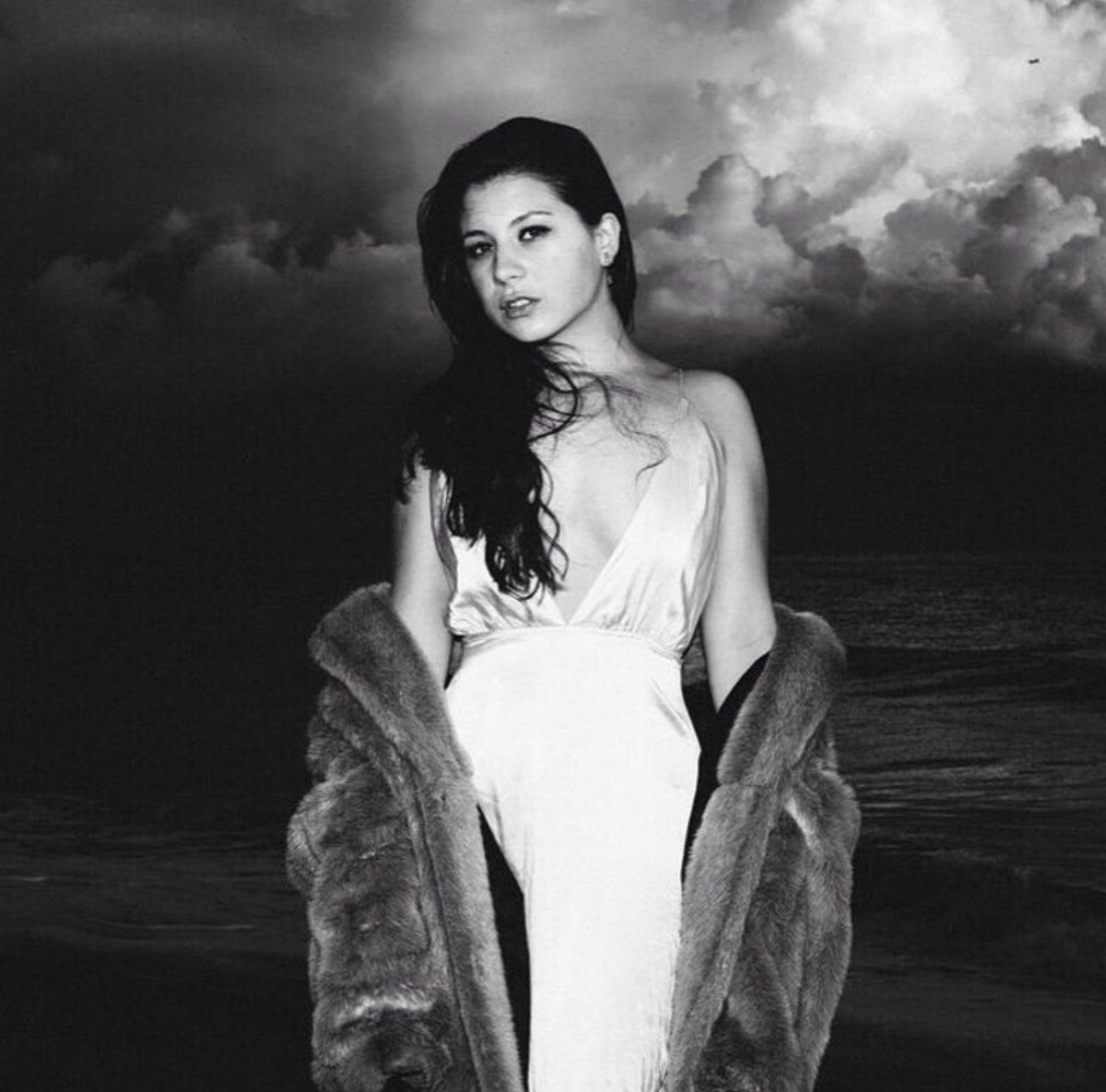 KITTENTHEBAND's tweet photo. Haha looking at old pics .. i’ve always been a lil baddie 🖤 https://t.co/kbV0sBX5ze