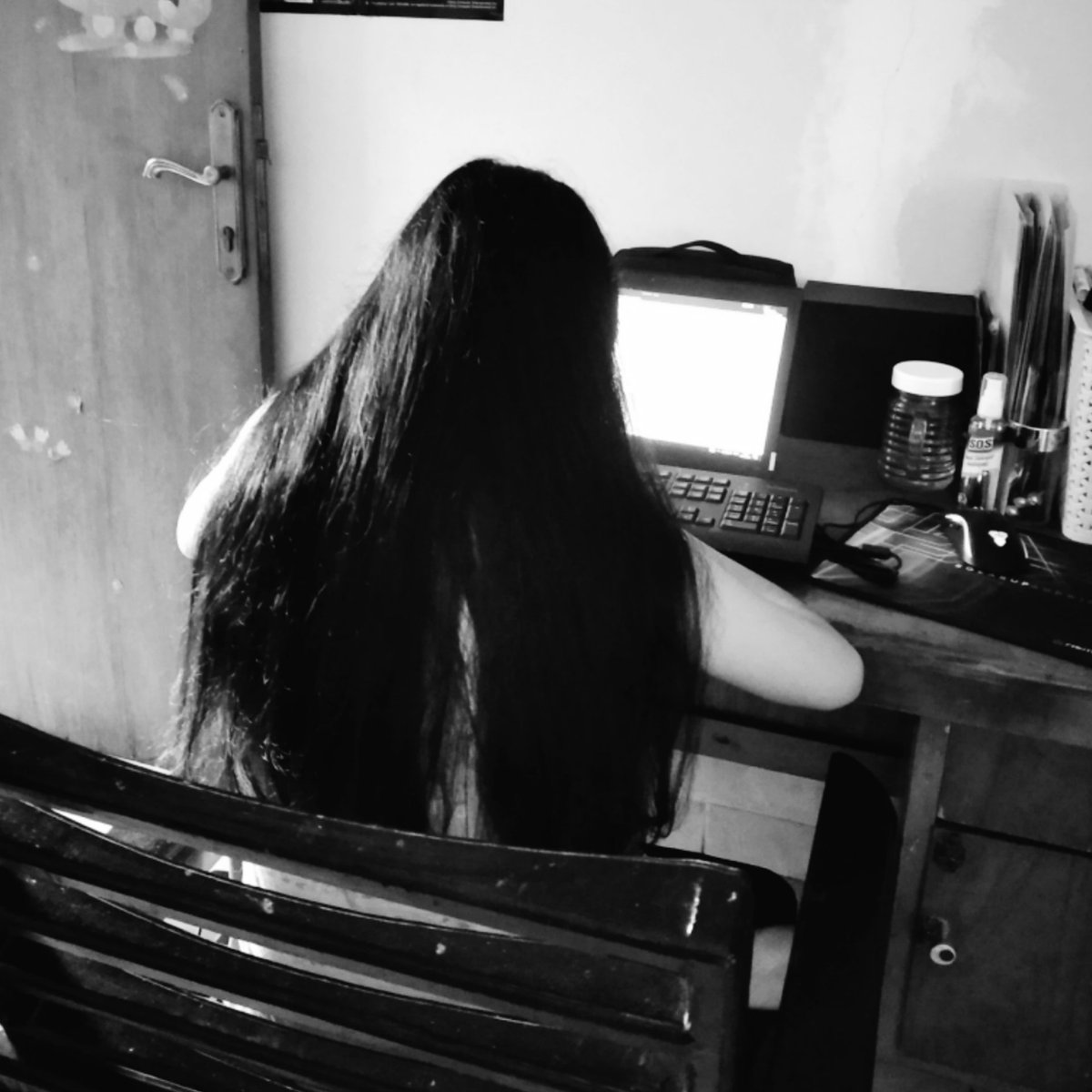 chirp_sitto's tweet photo. Rambutmu yang hitam panjang jatuh di bahu
Kadang luruh di ujung dagu
bila engkau tertunduk
Jemari tanganmu lentik
lembut memainkan gitar
Nampak nya
rembulan pun terkesima
Sedetik ku tertegun
dalam kesendirian
Gelap kelam membentang
di depan mata...
#SenandungJatuhCinta #Ebiet https://t.co/qrrZ9uU35w