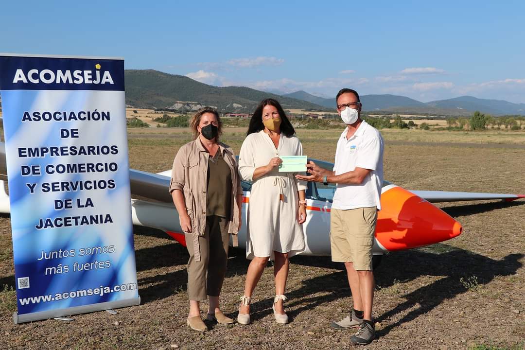 acomseja's tweet photo. 🛩 ¡¡Ya tenemos ganadora del concurso fotográfico #JacadesdeelAire"!! 👏👏
Núria Romeo ha recibido hoy el premio, un vuelo sin motor por el #Pirineo "#Amazing #Pyrenees" con nuestro asociado #FlyPy  
#Jacetania #JacaPirineos 
@AytoJaca https://t.co/Lcq4vg4Qcw
