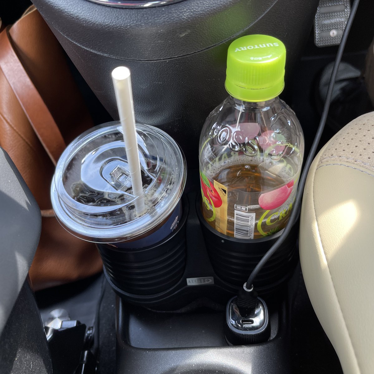 fw_cafe's tweet photo. 長年買いたかったドリンク🥤ホルダー買いましたが、全然良くなかった〜 #ドリンクホルダー　#フィアット　#アバルト　#アルカボ　#alcabo https://t.co/WW1QLd9HxZ