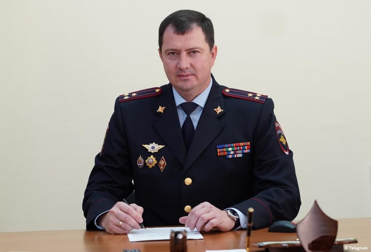 rianru's tweet photo. На Ставрополье задержали начальника управления ГИБДД Алексея Сафонова, сообщил источник. Депутат Госдумы Александр Хинштейн утверждает, что вместе с ним задержана "почти вся верхушка" управления 
https://t.co/pmgfyamtMn https://t.co/nA3kjMVmeW