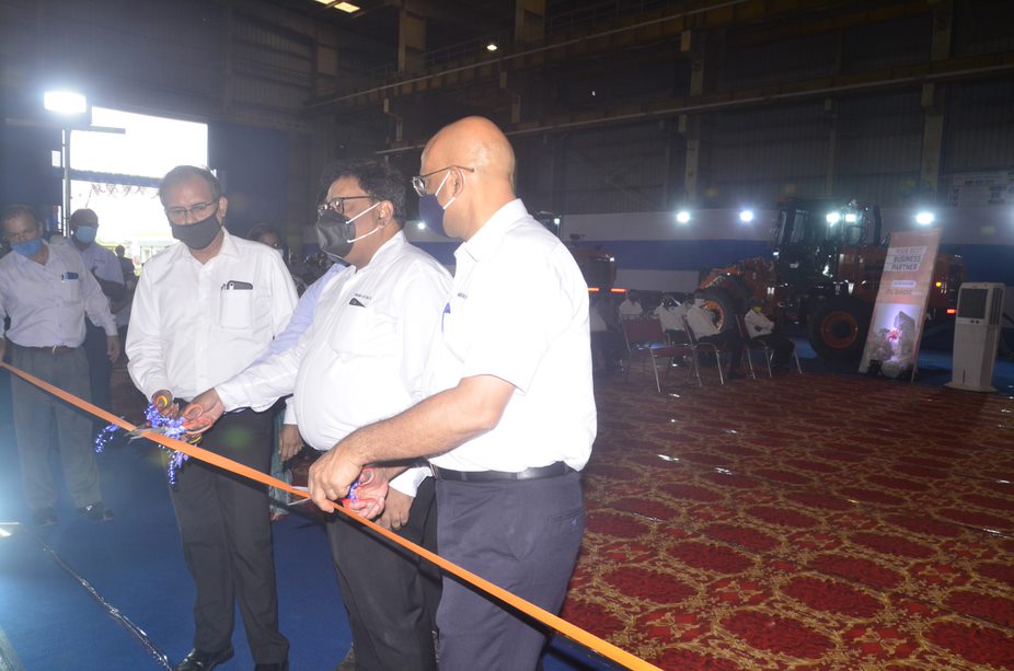 Tata_Hitachi_IN's tweet photo. A milestone moment for Tata Hitachi!
We are delighted to announce the line-off of our CEV IV Wheel Loader TL 340H Prime at our Kharagpur plant.
#TataHitachi #TL340H #CEVIV #BSIV #LineOff #Kharagpur #ChaloDeshBanaye #WheelLoader https://t.co/POdIwBjGJm