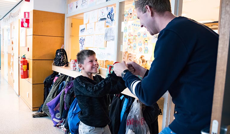 Een #gezondeleefstijl op school veel werk? Volgens Janette Kuipers, directeur van OBS De Hasselbraam in #Heerhugowaard gaat het eigen vanzelf. Check haar tips als je jouw leerlingen ook een gezonde leefstijl wil aanleren: bit.ly/3Bn8o3l.
#GezondeSchool #onderwijs