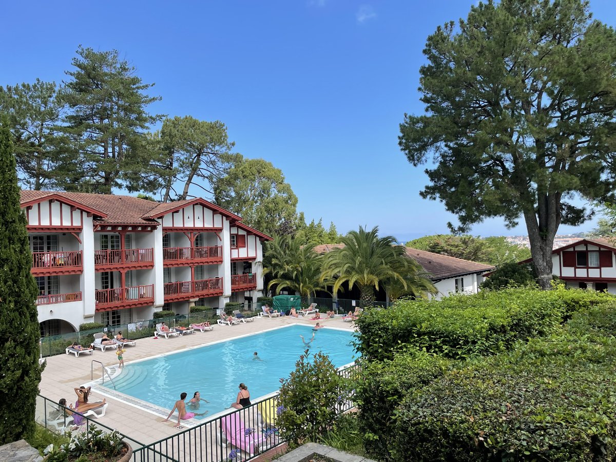 franckgervais's tweet image. Chez @GroupePVCP, nous avons fait le choix de mettre l'expérience client au cœur de notre stratégie #Réinvention ! J'étais vendredi en visite à #Biarritz et #Ciboure à la rencontre d'équipes ultra engagées qui font la preuve, chaque jour, de cet engagement, merci à tous ! 🌊☀️