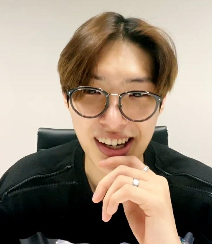 thndrian's tweet photo. Ya se acabó y yo ya te estoy extrañando otra vez😭💗
Soy la persona más feliz por volver a verlo,por escuchar otra vez su voz,su risa y sobre todo su rap,cada minuto del live fue hermoso,te extrañe tanto Mingi<3
EYES ON MINGI
#MINGISBACK #MINGI #MINGILIVE @ATEEZofficial https://t.co/GZE9peVVaF