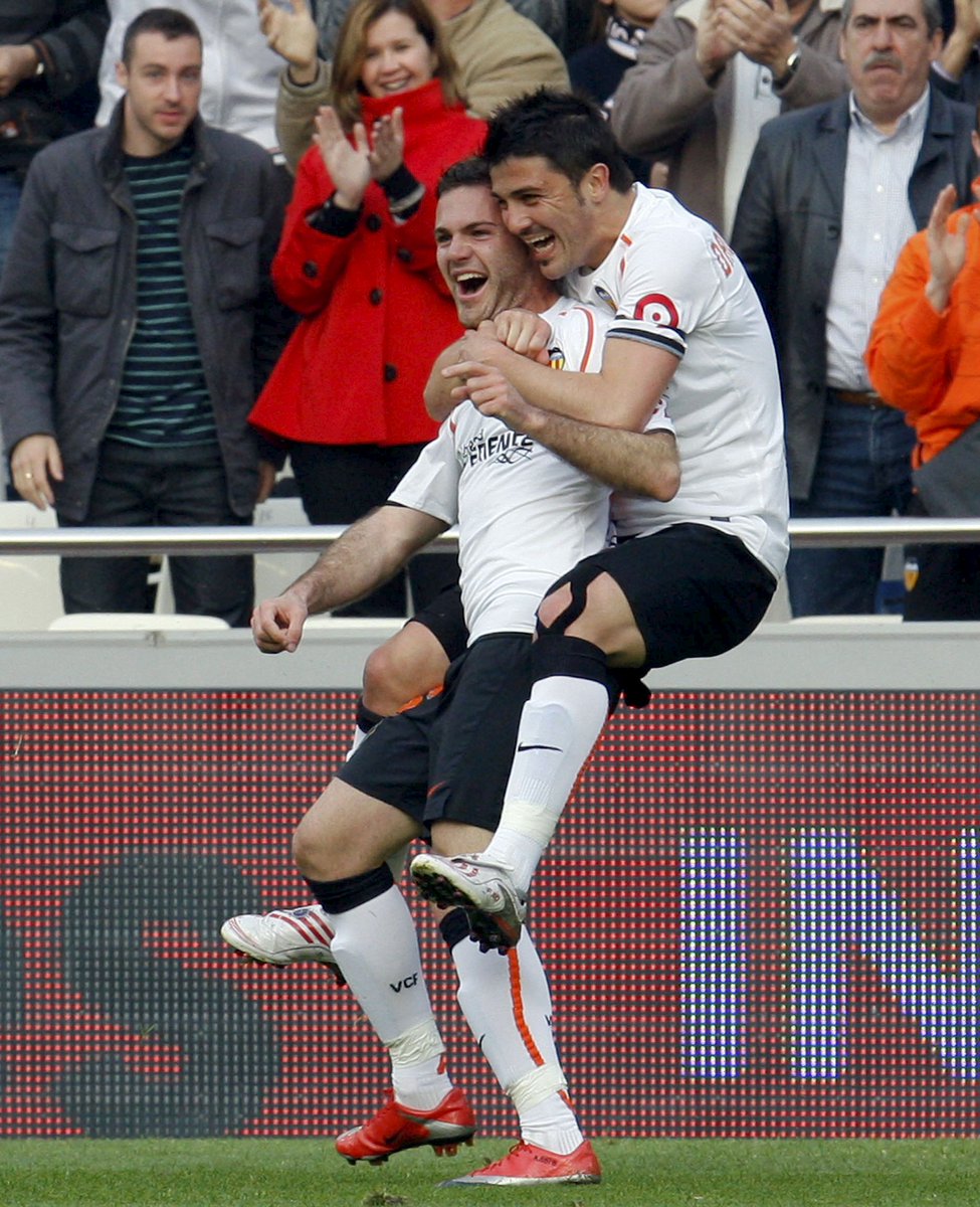 LaLiga's tweet photo. 🧡🔙 Conexión asturiana en el @valenciacf. 

⚽🔝 @juanmata8 
⚽🔝 @Guaje7Villa 

#LaLigaSantander 
#LaLigaHistory https://t.co/RP5fYs3s5N