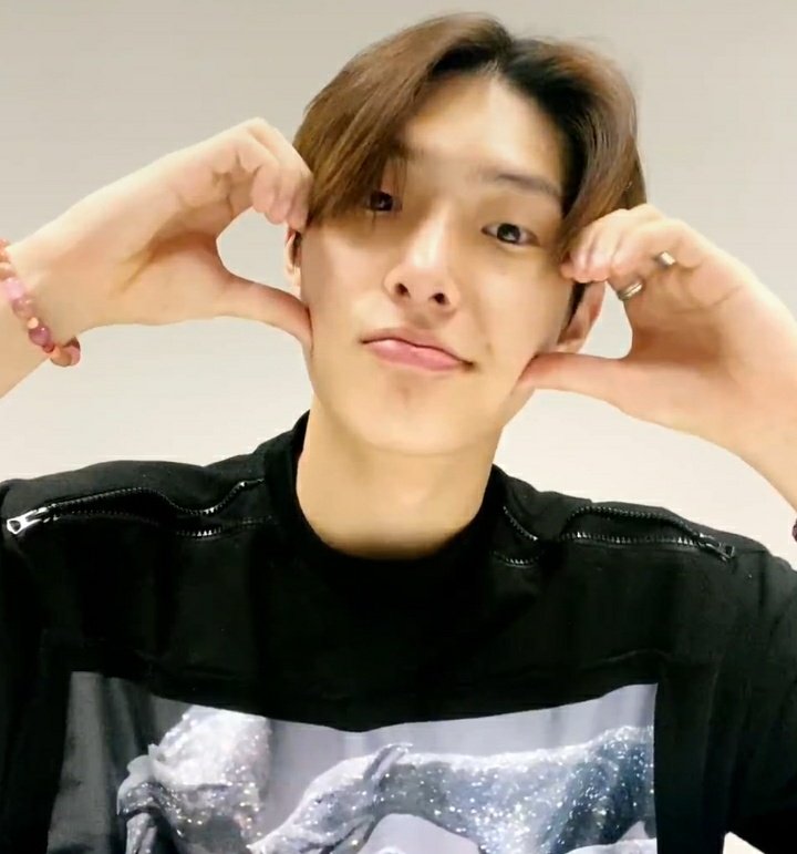 thndrian's tweet photo. Ya se acabó y yo ya te estoy extrañando otra vez😭💗
Soy la persona más feliz por volver a verlo,por escuchar otra vez su voz,su risa y sobre todo su rap,cada minuto del live fue hermoso,te extrañe tanto Mingi<3
EYES ON MINGI
#MINGISBACK #MINGI #MINGILIVE @ATEEZofficial https://t.co/GZE9peVVaF