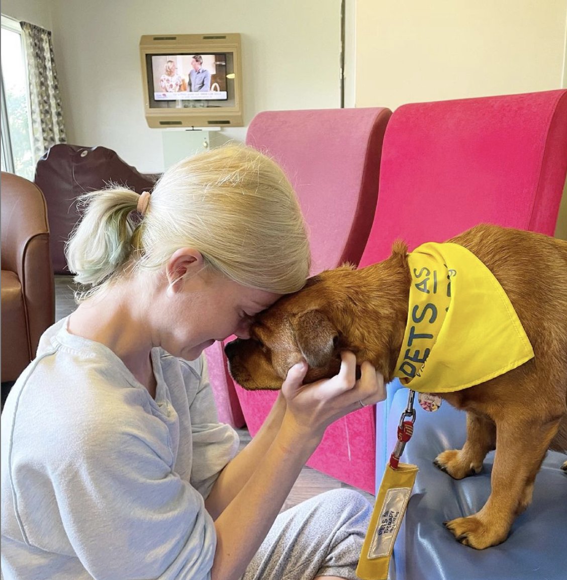 Great Oaks Mental Health Hospital is visited regularly by <a href="/DaisyThePatDog/">DaisyThePatDog</a> who has developed some beautiful friendships with their residents. 💛

Thank you to all of our volunteer #PATTeams across the country - the difference you make is undeniable. 🐶