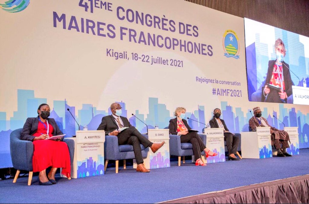 RwandaSouth's tweet photo. lors du 41ème congrès de l' @AIMFrancophones, Mme @KayitesiAlice4, Gouverneur de la @RwandaSouth faisait partie des panélistes discutant sur "LES POLITIQUES DE GOUVERNANCE LOCALE EN PHASE AVEC LA SOCIETE CVILE, A LA LUMIERE DE L’EXPERIENCE RWANDAISE." https://t.co/awyVkM8wMF