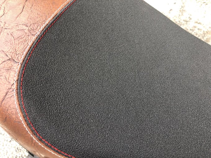 @spike04_XL883 ハイシート化が一番だと思いますが、手っ取り早くシートの表皮張り替えも。
純正シートが同じ理由でポジションが決まらなかったので絶対滑らない表皮にしてます。 