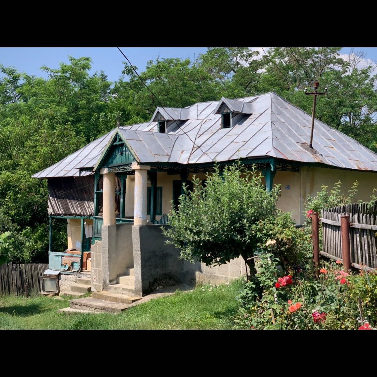 casedeepoca's tweet photo. Ethnographic and vernacular architecture in a 1910s built house from a village on Valsan valley, Arges county, Wallachia. #ethnographicarchitecture #vernaculararchitecture #valsan #arges #wallachia #architecturephotography #balkans #southeasteurope #casedeepoca https://t.co/1Q89e0pMLE