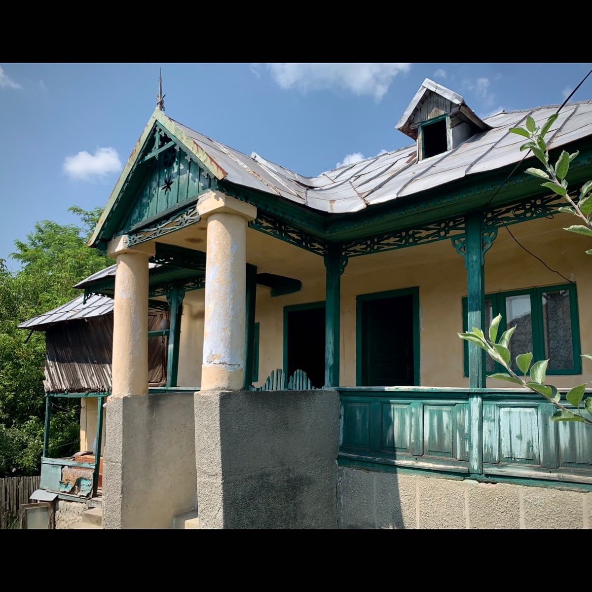 casedeepoca's tweet photo. Ethnographic and vernacular architecture in a 1910s built house from a village on Valsan valley, Arges county, Wallachia. #ethnographicarchitecture #vernaculararchitecture #valsan #arges #wallachia #architecturephotography #balkans #southeasteurope #casedeepoca https://t.co/1Q89e0pMLE